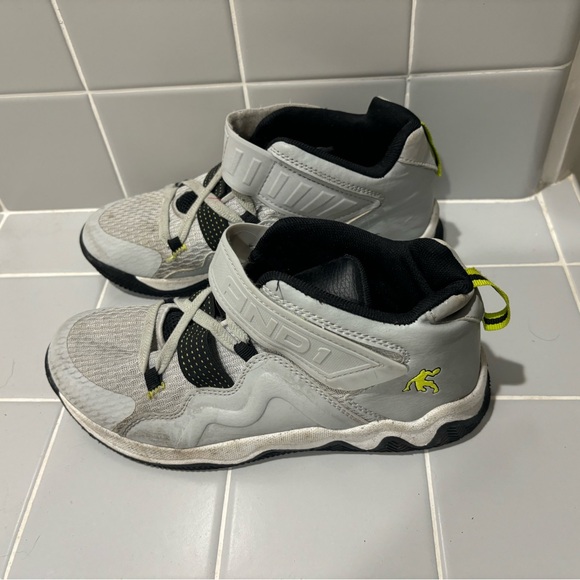 And1 boys size 5 sneakers - Picture 2 of 5
